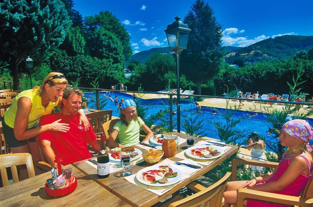 Camping Paradis Marmotel Saint-Geniez-dʼOlt Екстериор снимка